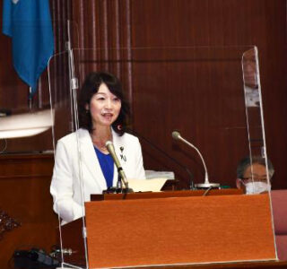 議場での質問シーン